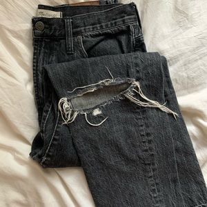 Madewell classic vintage jean w/ knee rip in black